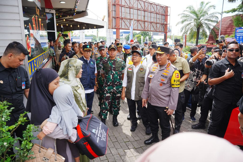 Kapolri Pantau Arus Lalin Nataru di KM 57 Karawang, Angka Kecelakaan Turun Signifikan