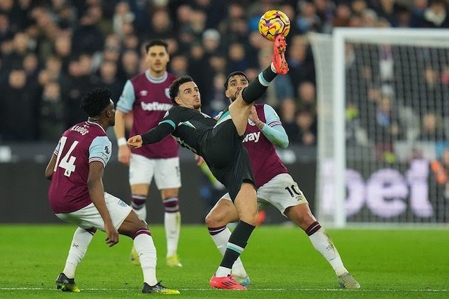 Liverpool Hancurkan West Ham 5-0, Kokoh di Puncak Klasemen