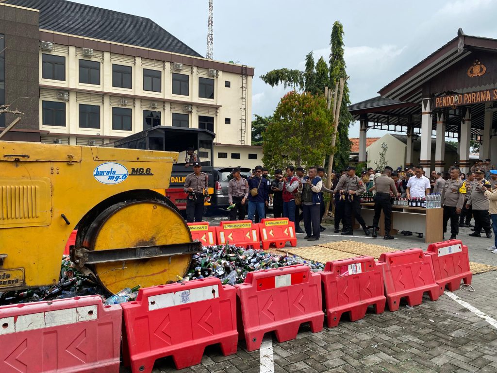 Polres Demak Musnahkan 3.612 Botol Miras untuk Jaga Keamanan Natal dan Tahun Baru