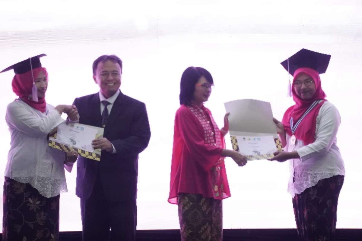 Peringatan Hari Ibu ke-96 dan Wisuda Sekolah Perempuan Jawa Barat Meriah di Bandung
