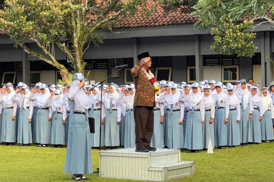 Kenalkan 7 Kebiasaan Anak Hebat, Mendikdasmen Pimpin Upacara di SMA Negeri 1 Cilacap