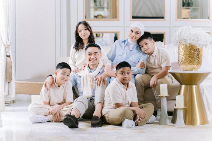 Zumi Zola dan Putri Zulhas Gelar Foto Prewedding Bersama Anak-anak
