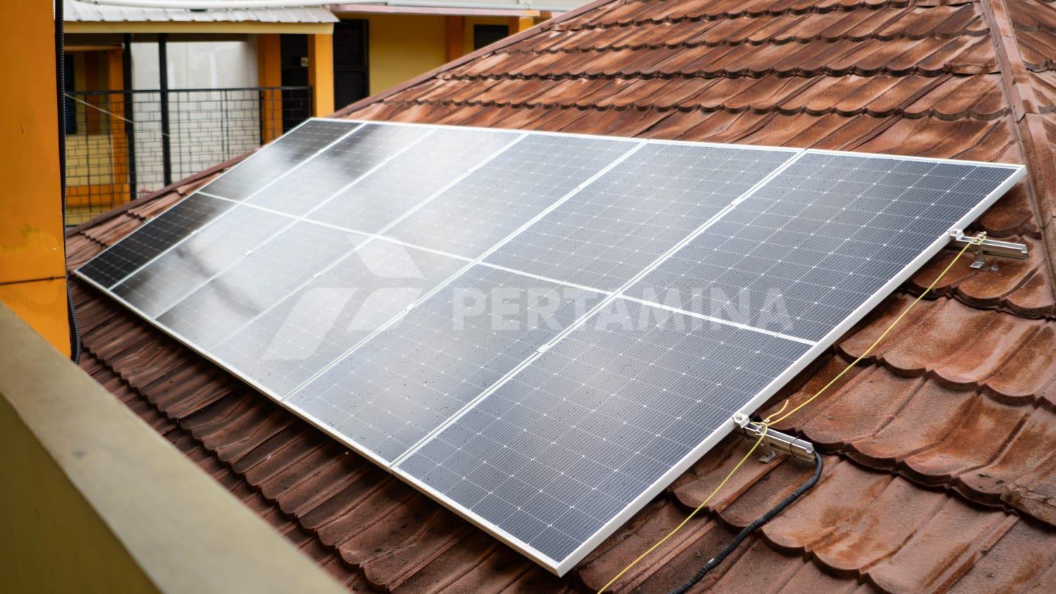 PIS Wujudkan Energi Bersih di SMP 2 Cilegon Melalui Penanaman Pohon dan Pemasangan PLTS