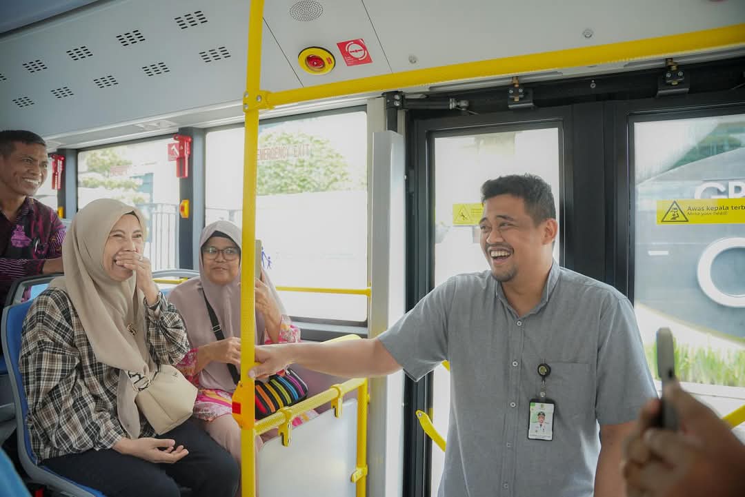Bobby Nasution Dukung Program One Day No Car dengan Naik Bus Listrik