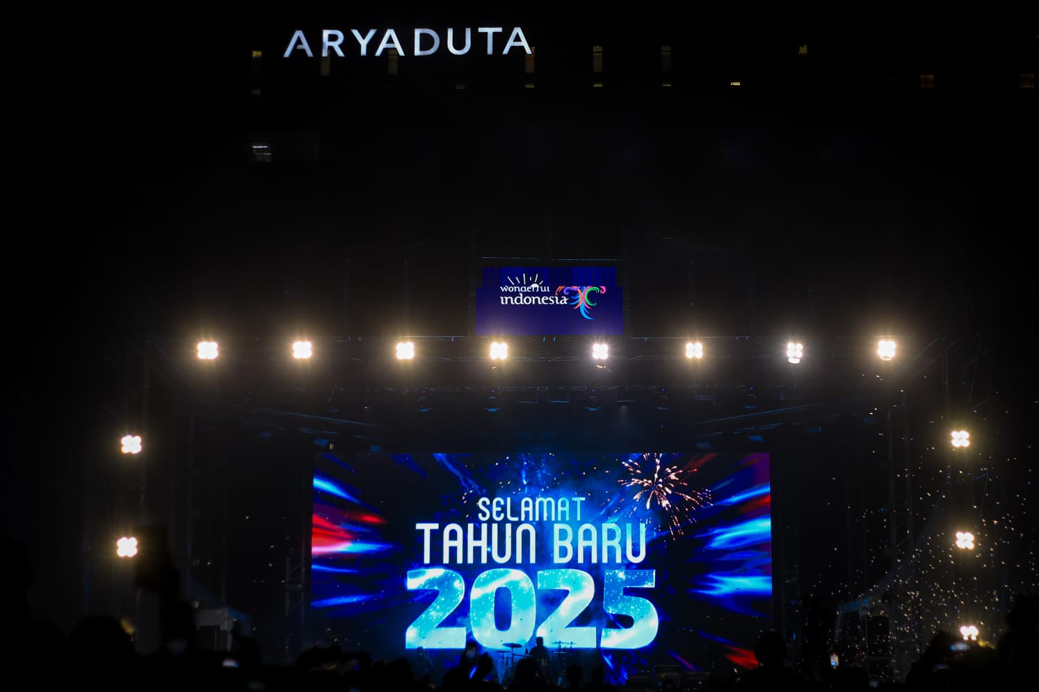 Lapangan Benteng Medan Dipadati Ribuan Warga Rayakan Tahun Baru 2025 dengan Pesta Kembang Api