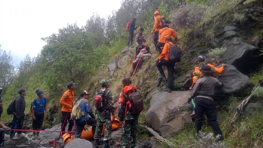 Operasi TNI Berhasil Evakuasi Jenazah Pendaki Korsel di Gunung Agung