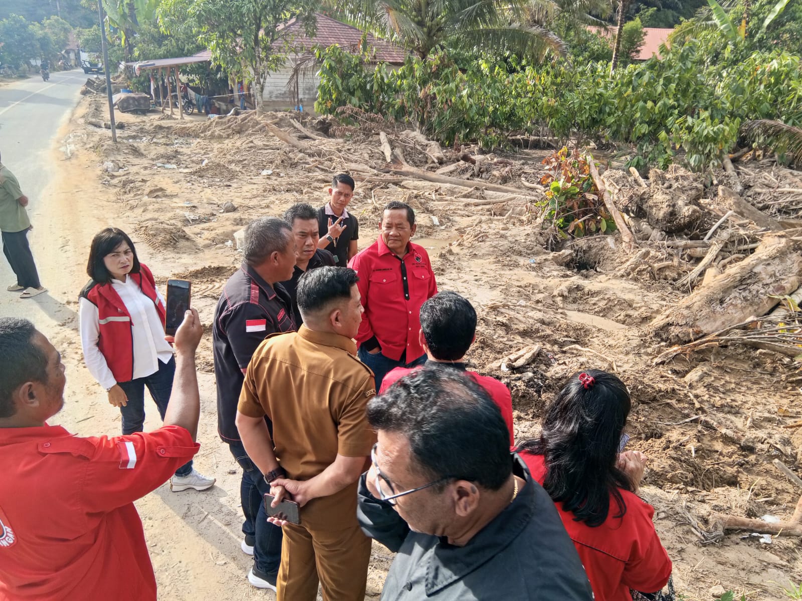 Anggota DPR RI Rapidin Simbolon Tinjau Lokasi Bencana di Taput