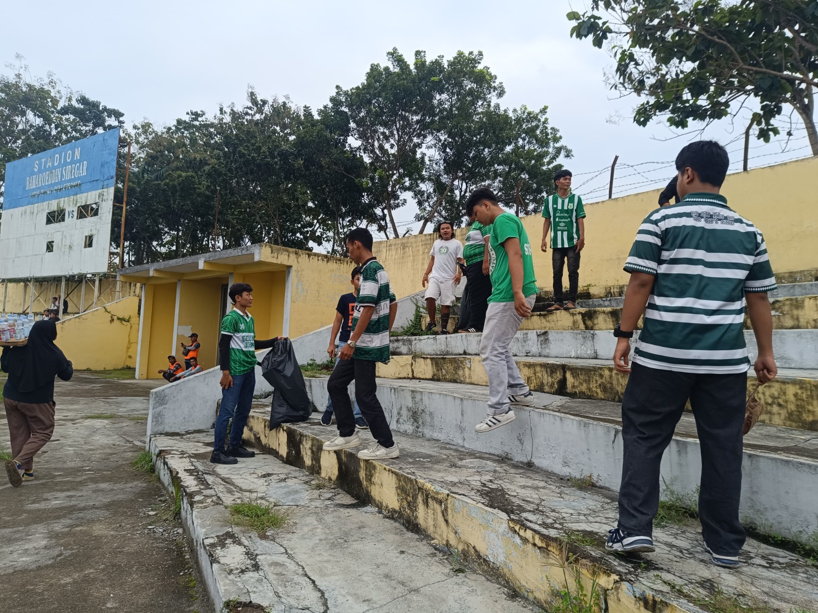 Suporter PSMS Medan Jadi Pelopor Kebersihan Stadion di Liga 2