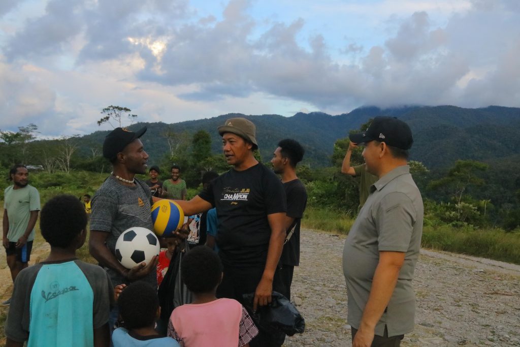 Satgas Ops Damai Cartenz Bangun Kedekatan dengan Warga Yalimo Lewat Olahraga