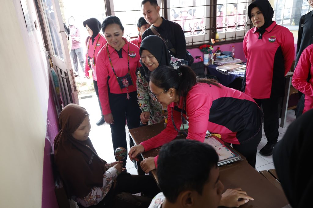 Kunjungan Ny Juliati Sigit Prabowo ke SLB Kemala Bhayangkari 2 Gresik