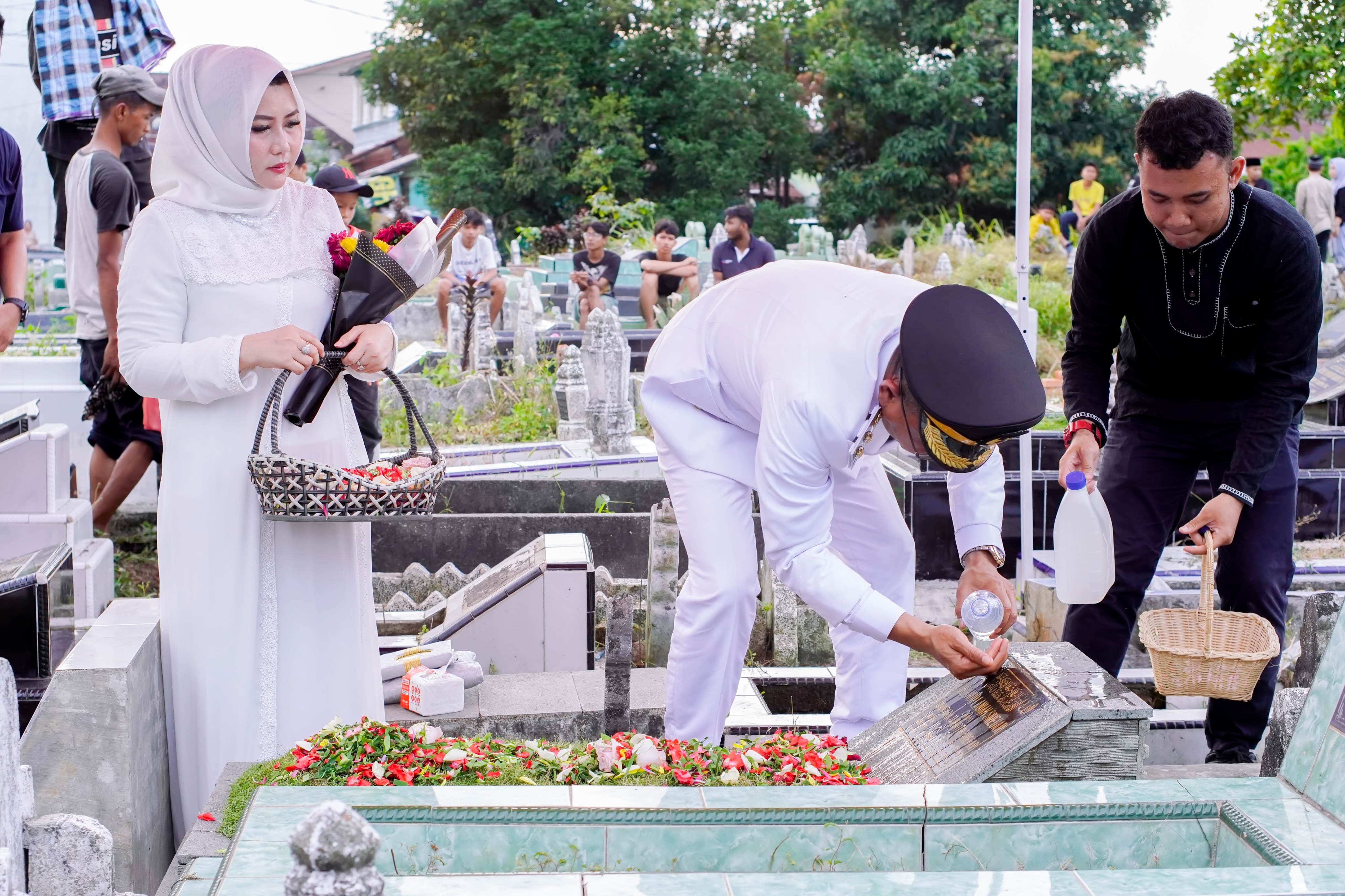 Ziarah ke Makam Ibunda, Wakil Wali Kota Medan Ungkap Rasa Syukur dan Haru