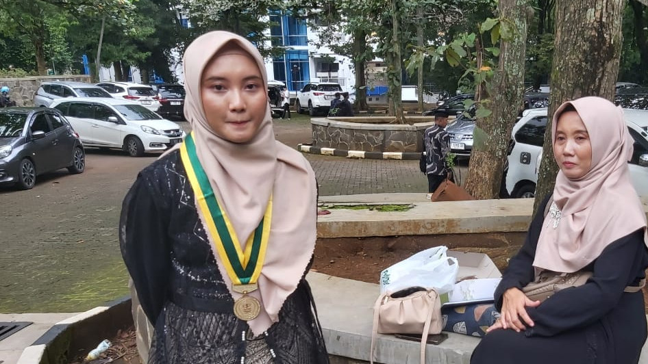Annisa, Alumni MAN 2 Kudus Raih Predikat Lulusan Terbaik Fakultas Kedokteran Undip