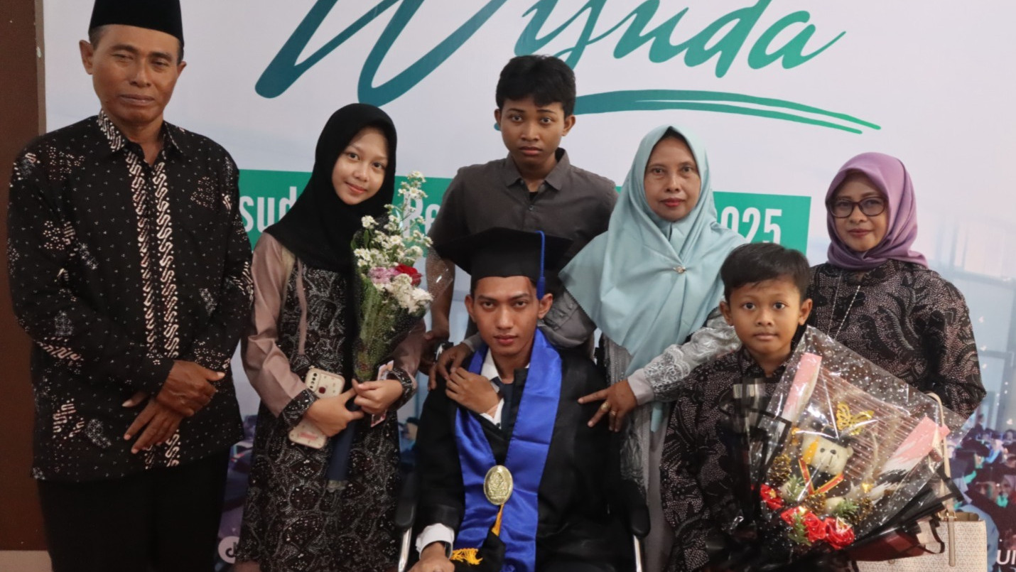 Dari Kursi Roda Menuju Wisuda: Perjuangan Rizal Kan Nabhan Sukses Gapai Sarjana