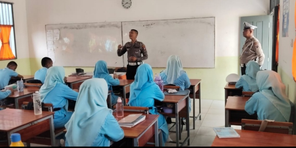Satlantas Tapteng Sosialisasikan Aturan Lalu Lintas Melalui Program Goes to School