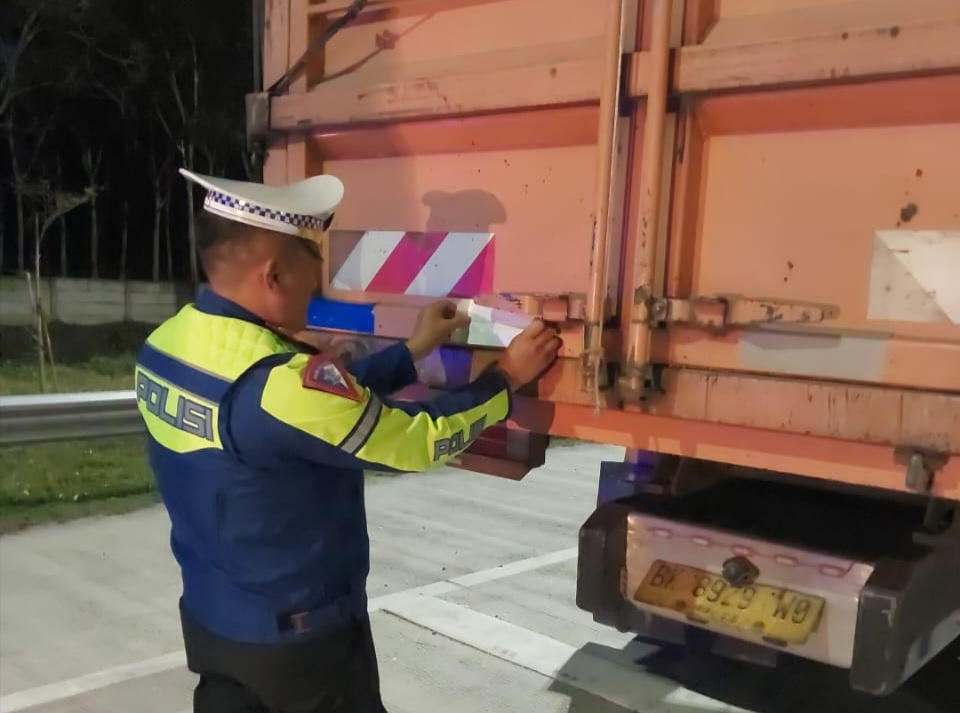 Satlantas Polres Simalungun Pasang Stiker Skot Light di Truk untuk Cegah Kecelakaan