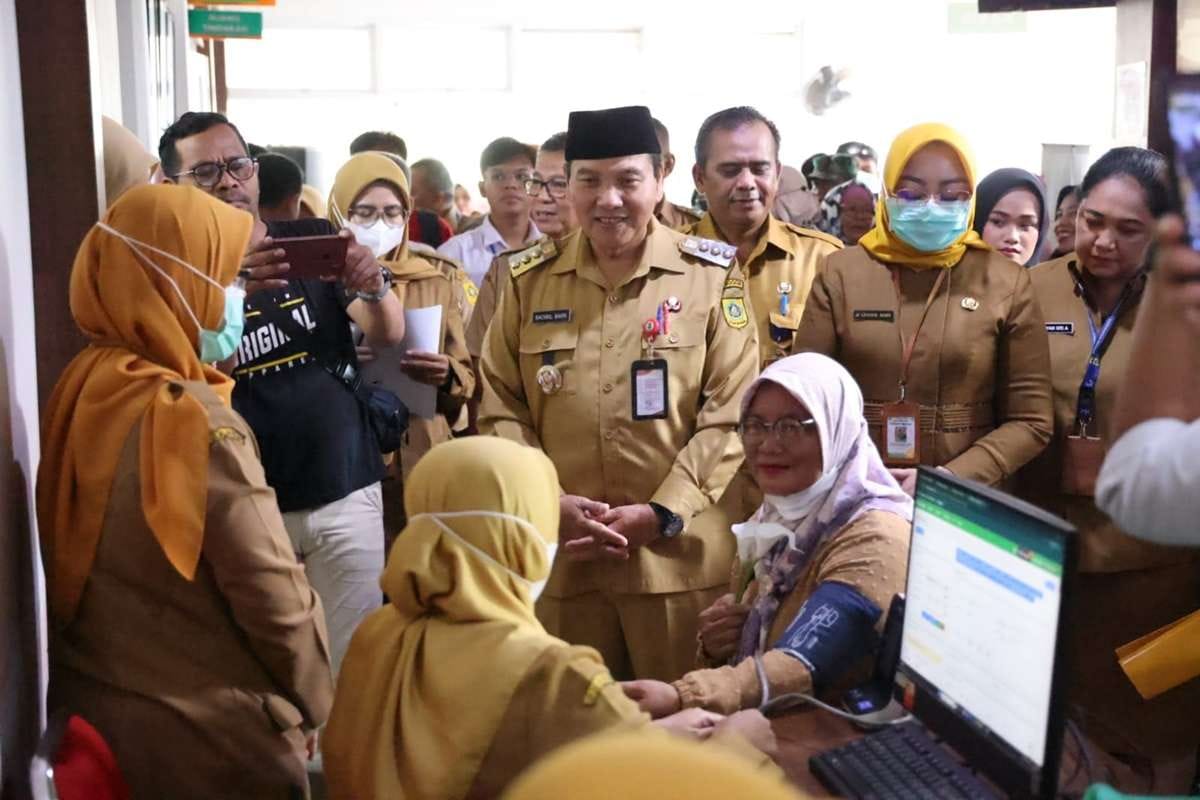 Pj Bupati Bogor Tinjau Pemeriksaan Kesehatan Gratis di Puskesmas Cimandala