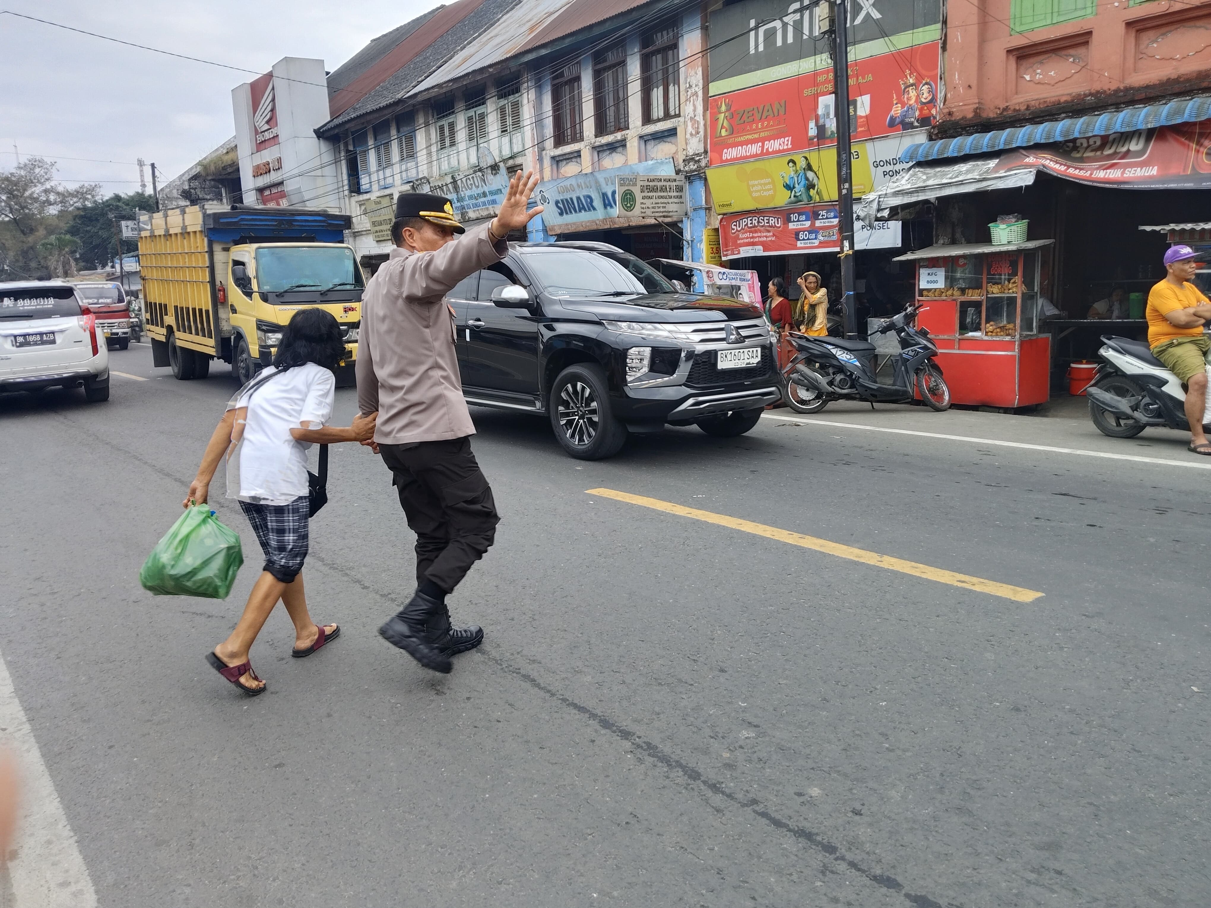 Kapolsek Pancurbatu Bantu Warga di Tengah Padatnya Lalu Lintas