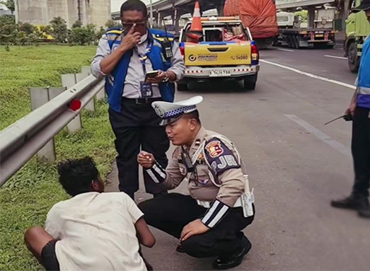 Anggota PJR Cikampek Selamatkan Pria Diduga ODGJ dari Potensi Kecelakaan di Tol Japek