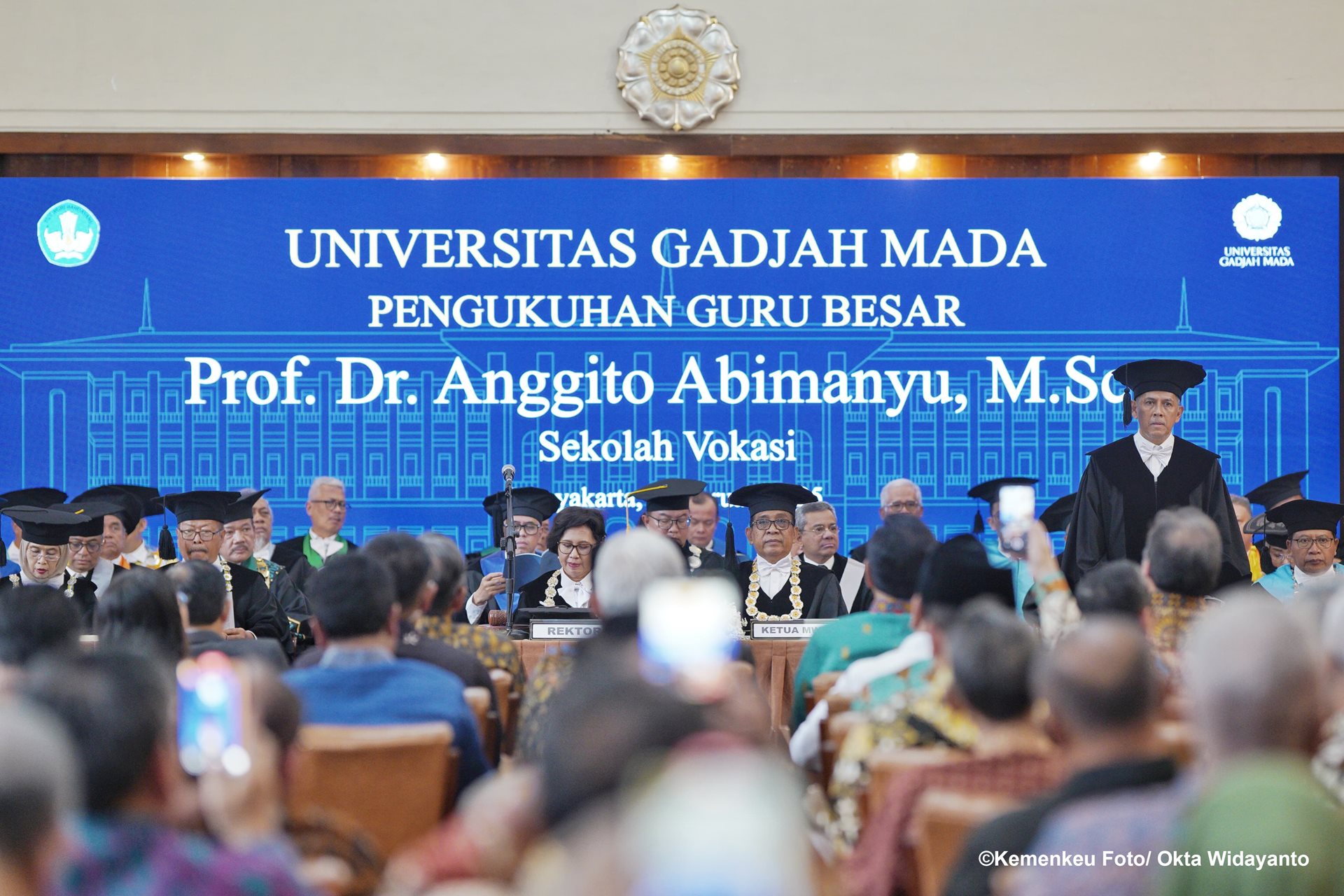 Wamenkeu Anggito Abimanyu Terima Pengukuhan sebagai Guru Besar UGM