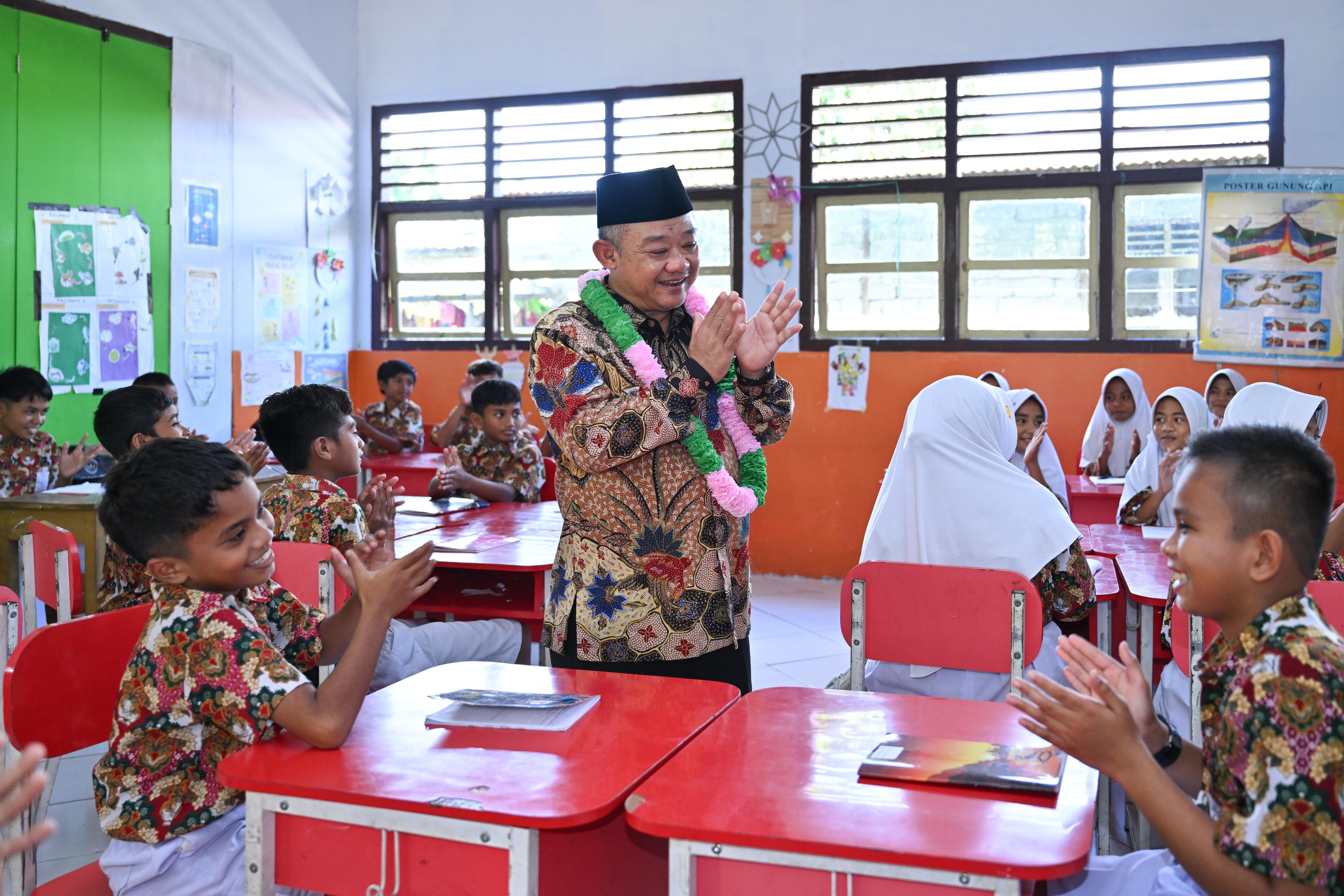 Mendikdasmen Bagikan Buku Bacaan Bermutu, Siswa Sambut Antusias