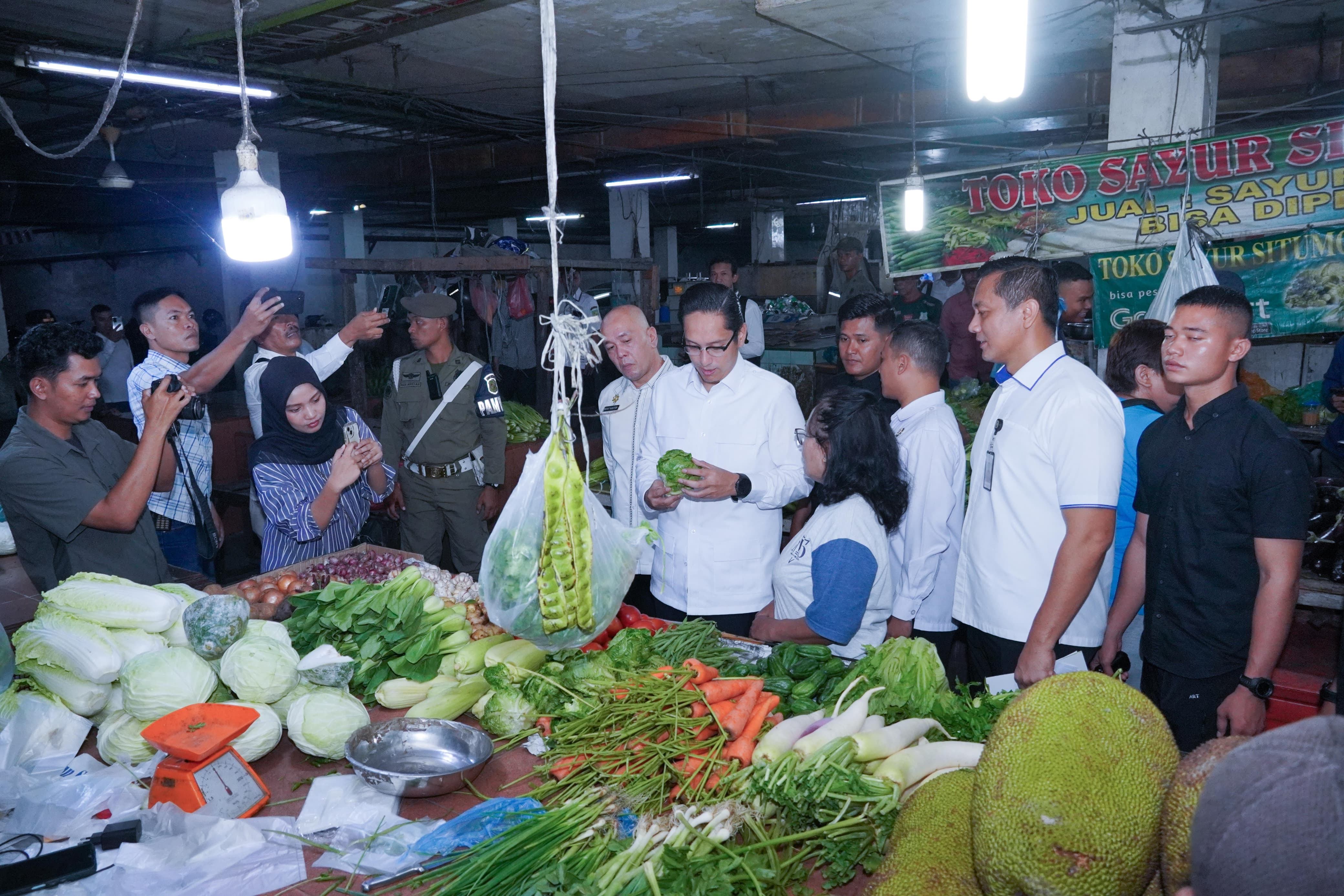 Rico Waas Tinjau Harga Pangan di Pasar Petisah, Antisipasi Kenaikan Jelang Puasa