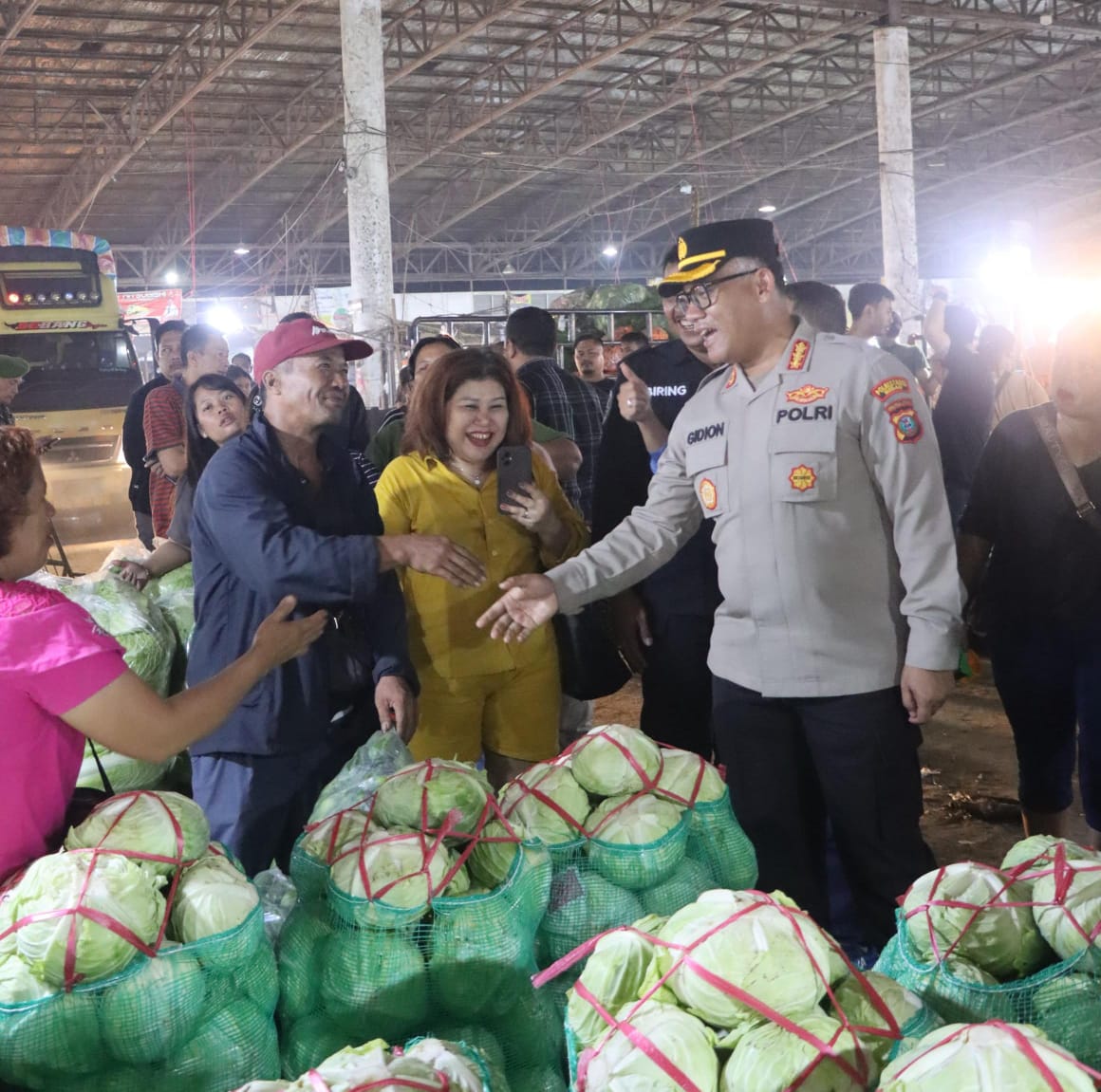 Kapolrestabes Medan Sidak Pasar Induk Tuntungan Malam Hari: Pantau Harga dan Stok Bahan Pokok