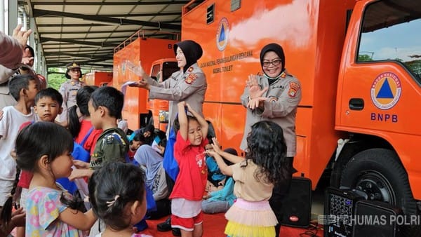 Polwan Polda Metro Jaya Bantu Pemulihan Trauma Anak-Anak Korban Banjir di Bekasi