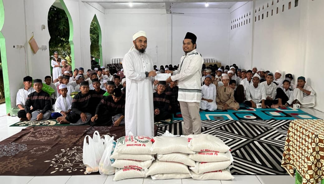 PLN ULP Aek Nabara dan YBM Santuni 75 Anak Panti Asuhan Pondok Pesantren Raudhatul Ulum