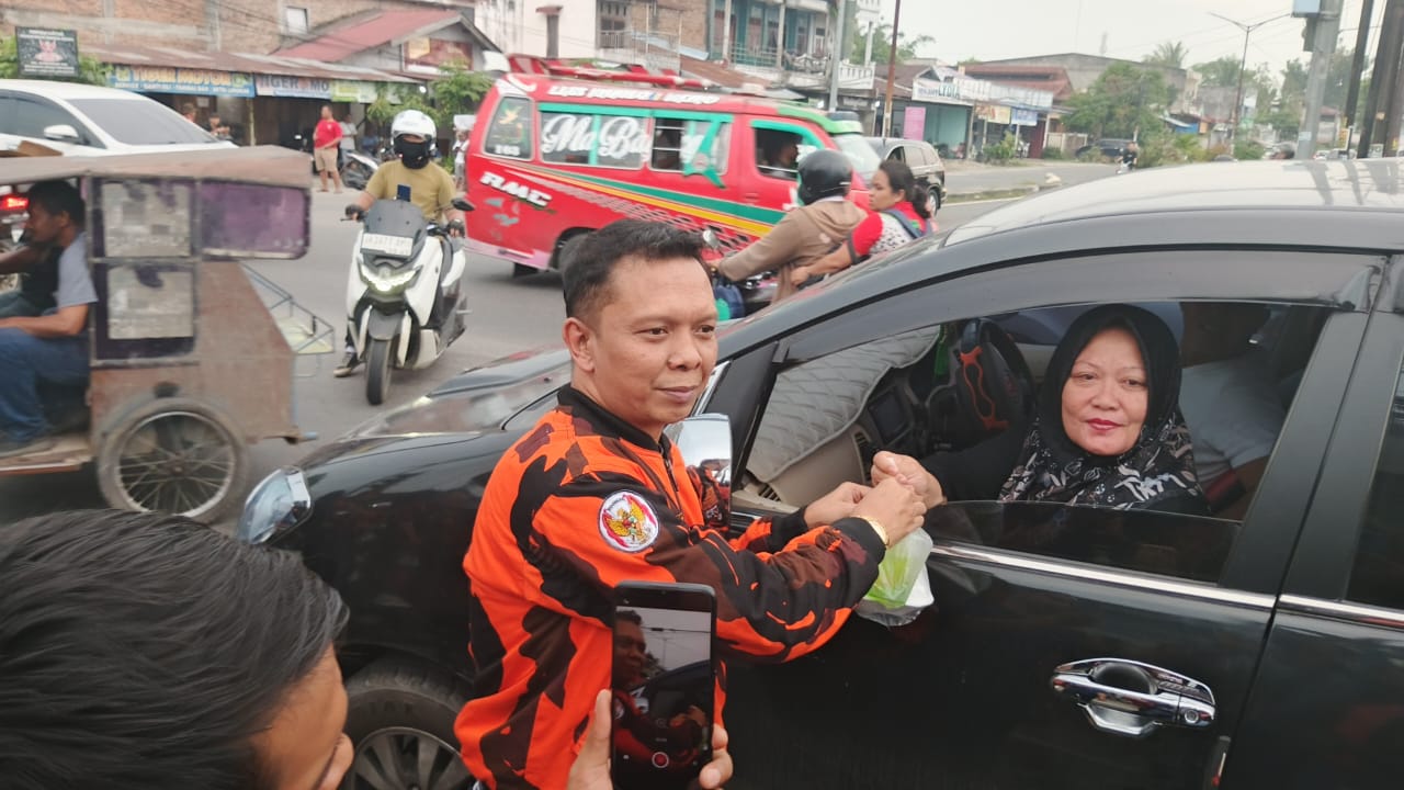 PAC Pemuda Pancasila Medan Tuntungan Berbagi Takjil, Wujud Kepedulian di Bulan Ramadhan