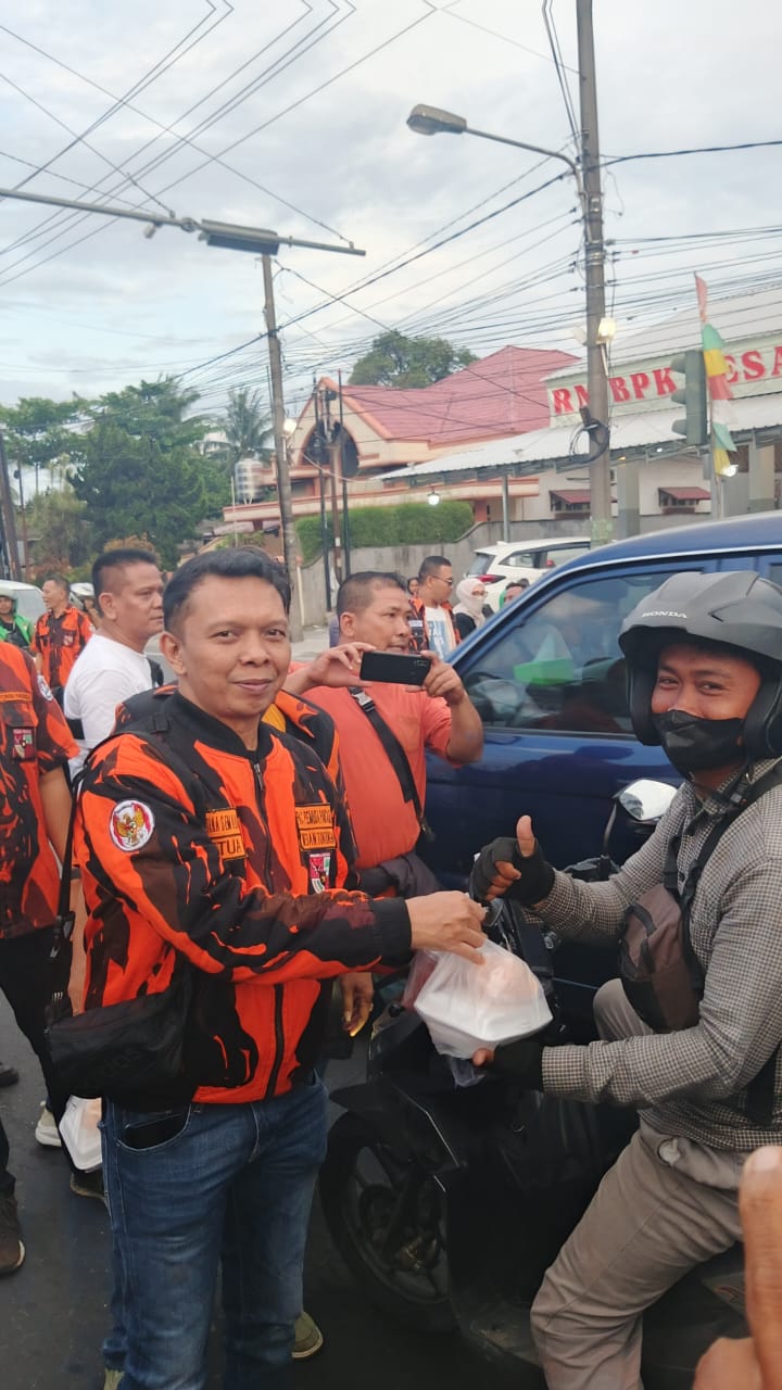 Puluhan Anggota dan PAC Pemuda Pancasila Berbagi Takjil Gratis