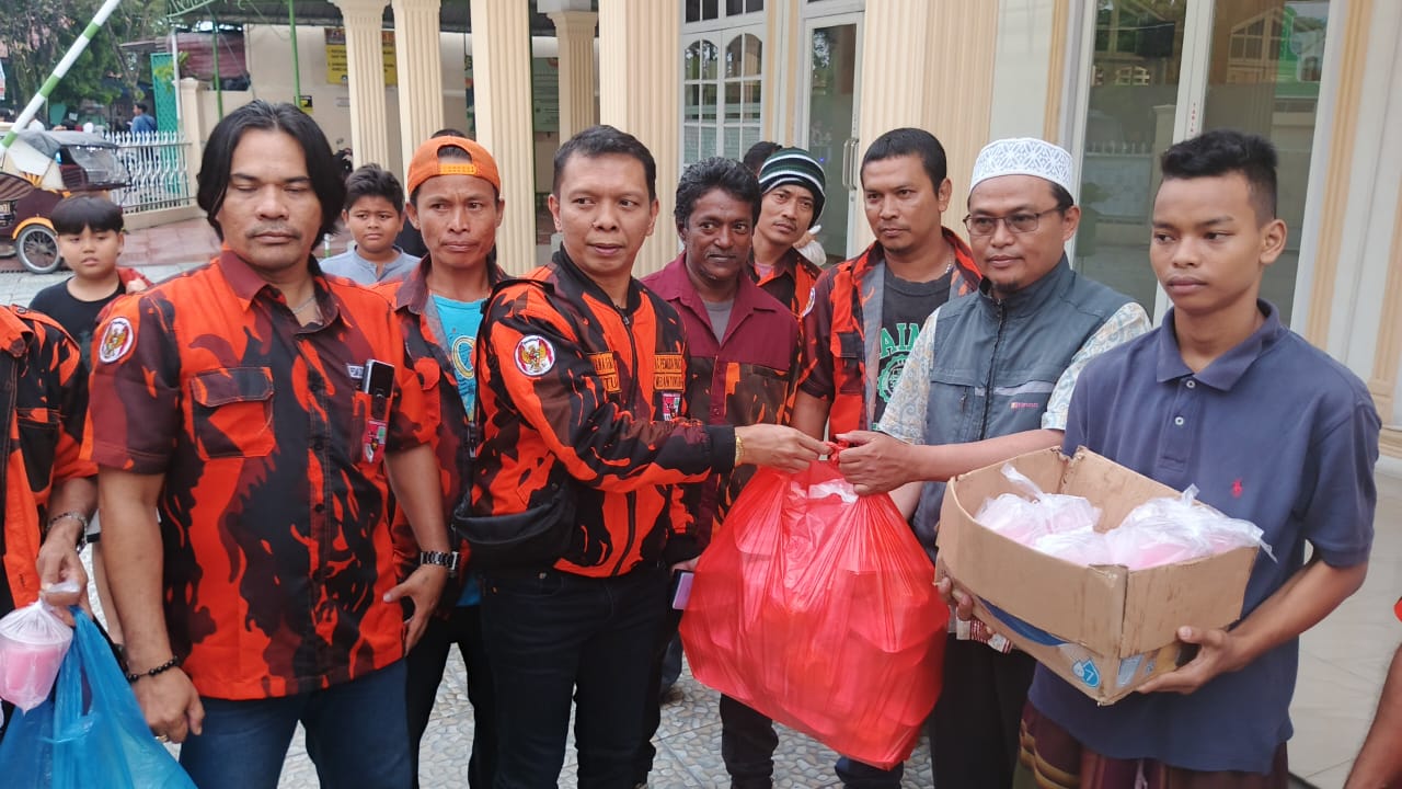 PAC Pemuda Pancasila Medan Tuntungan Gelar Pembagian Takjil di Jalan Sakura