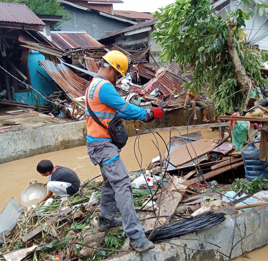 PLN UID Sumut Melalui UP3 Padangsidimpuan Bergerak Cepat Pulihkan Kelistrikan Pasca Banjir di Padangsidimpuan