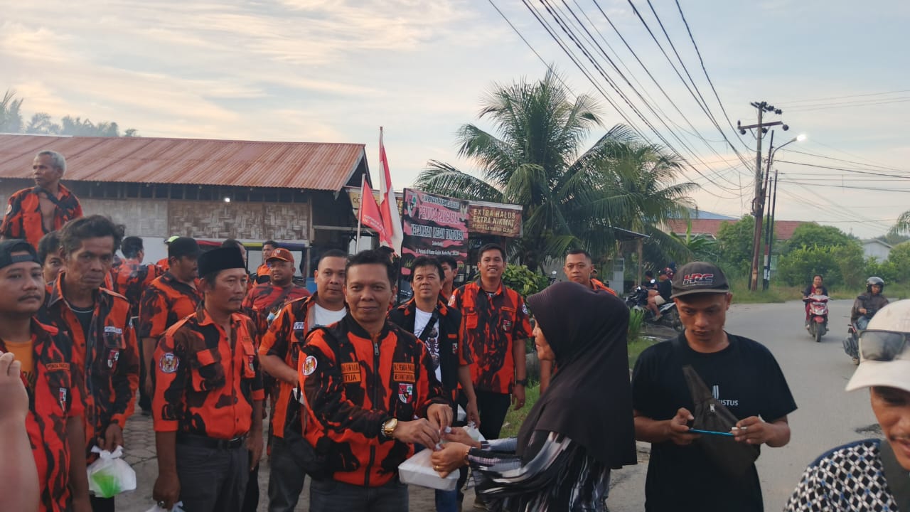 Aksi Sosial Ramadan, PAC Pemuda Pancasila Medan Tuntungan Bagikan Takjil Gratis