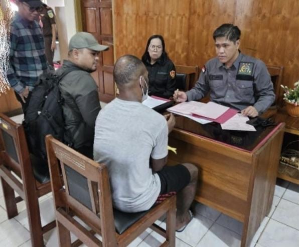 Tersangka Pembunuhan Anggota Satgas Mandala IV Diserahkan ke Kejari Nabire