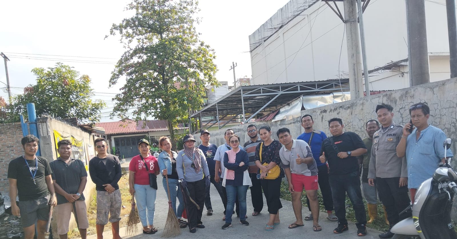 Warga Simpang Selayang Gotong Royong Bersihkan Lingkungan dan Drainase