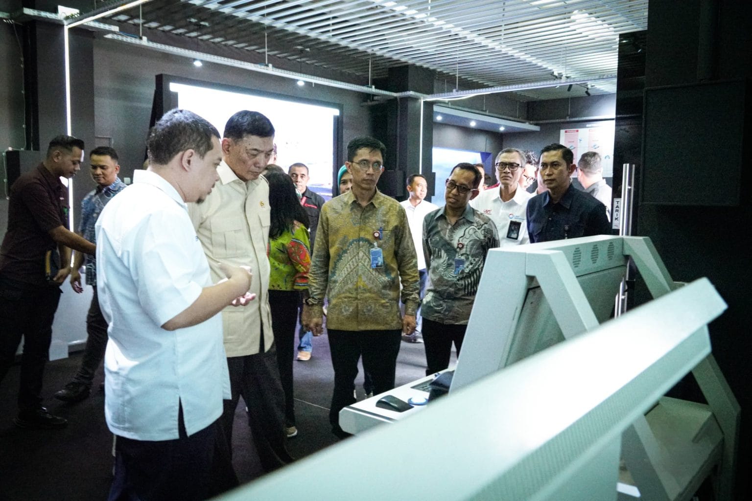 Menhan Sjafrie Sjamsoeddin Tinjau Peran Strategis PT Len Industri dalam Industri Pertahanan Nasional