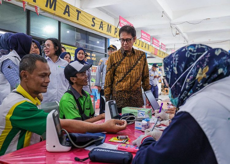 Menkes Tinjau Pos Kesehatan di Terminal Kampung Rambutan untuk Dukung Mudik Sehat
