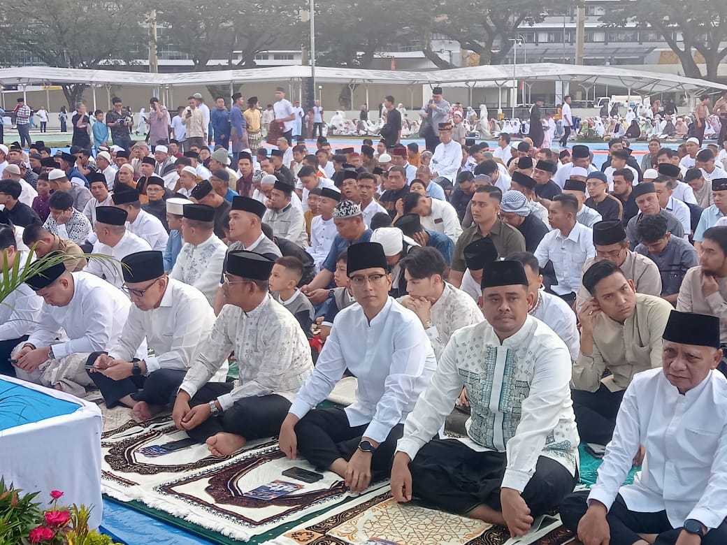 Kemenangan Idul Fitri: Bobby Nasution dan Rico Waas Sholat di Lapangan Merdeka