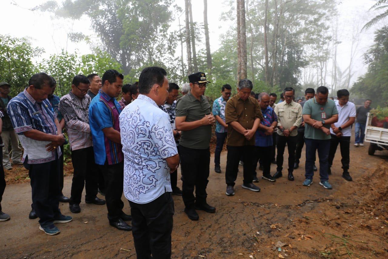 Bupati dan Wakil Bupati Taput Lakukan Penanaman Pohon dan Pantau Kesiapan Paskah di Salib Kasih