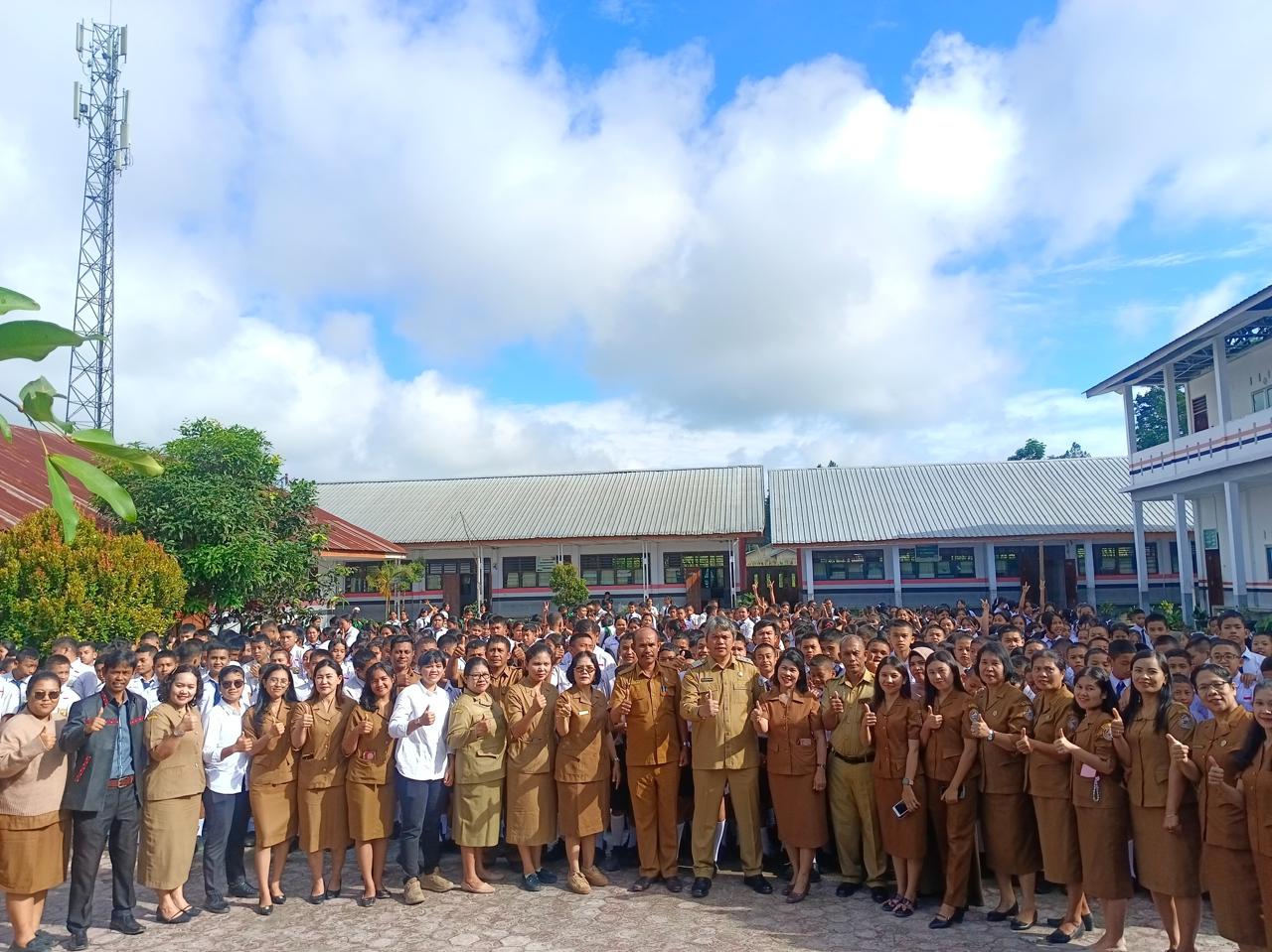 Sambangi SMPN 1 Sipaholon, Wakil Bupati Taput Giatkan Semangat Belajar dan Berkarakter