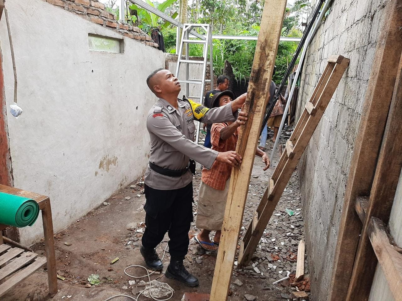 Polisi Humanis: Bripka Rosyid Bangun Harapan Baru untuk Warga Sedayu