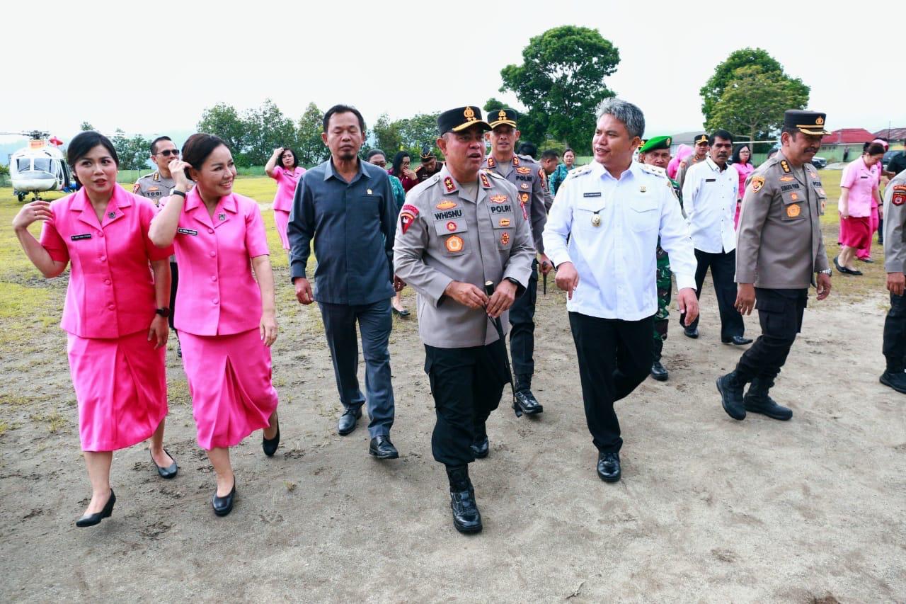 Kapolda Sumut Sambangi Taput Gunakan Helikopter, Tekankan Sinergi Kepolisian dan Pemda Ciptakan Kondusivitas