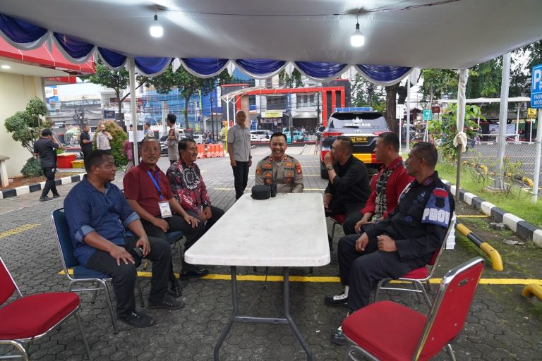 Jamin Kelancaran Misa, Pengamanan Korbrimob di Paroki Santo Thomas dan GPIB Gideon