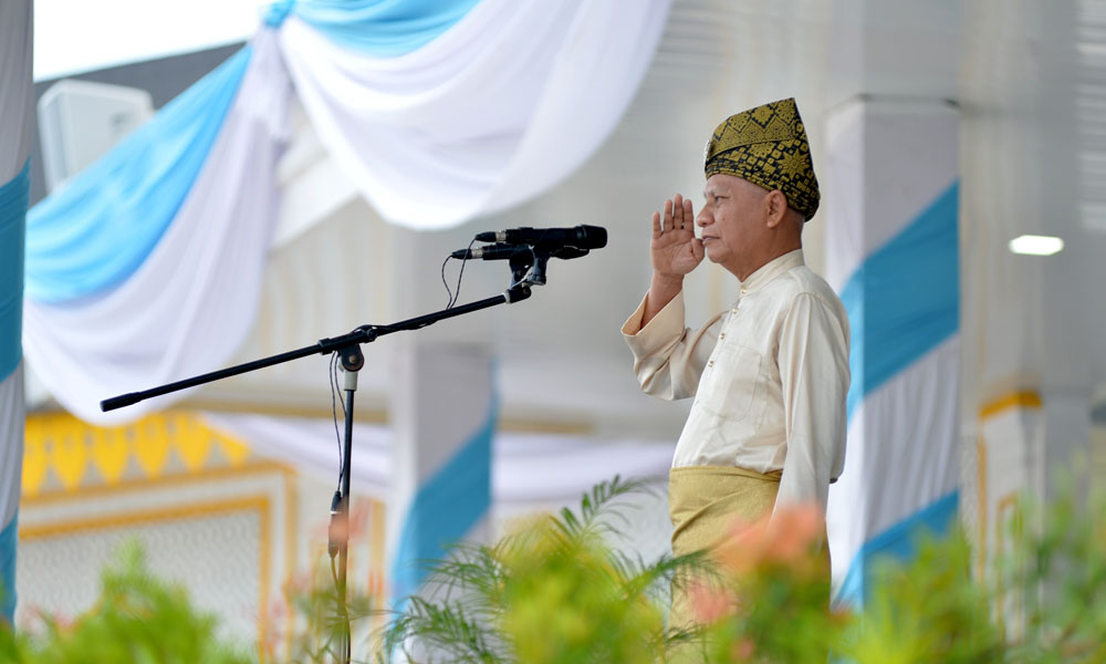 Pimpin Upacara Hardiknas 2025: Wagub Surya Dorong Peningkatan Pendidikan Bermutu