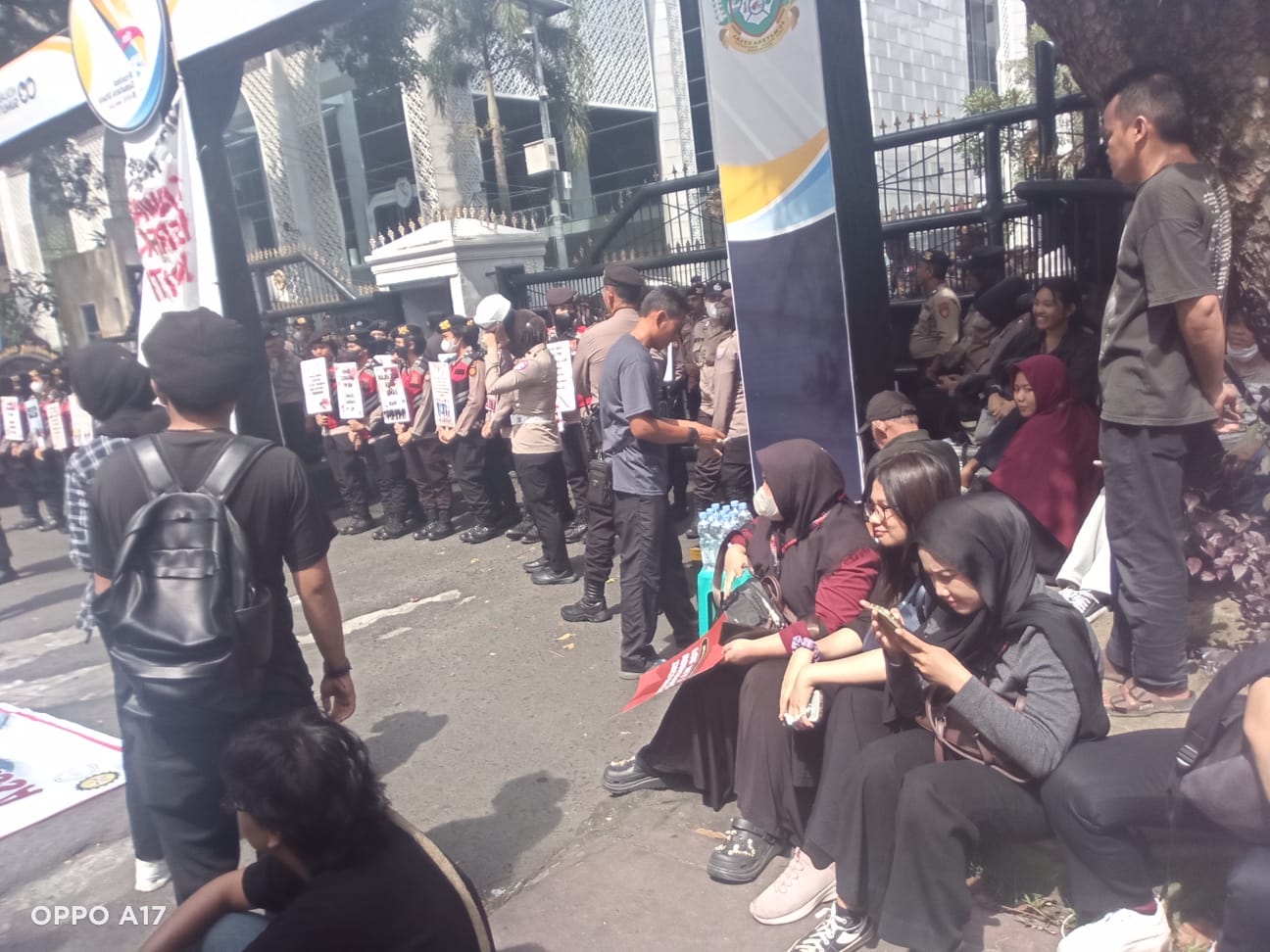 Polisi Tunjukkan Pengamanan Humanis dalam Aksi Damai Buruh di Medan pada May Day