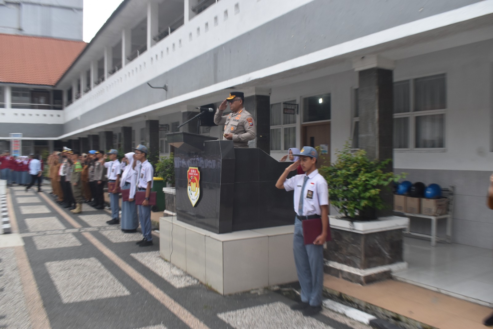 20 Tahun Menuju Indonesia Emas 2045, Kapolrestabes Medan Jadi Pembina Upacara di SMA Negeri 1 Medan