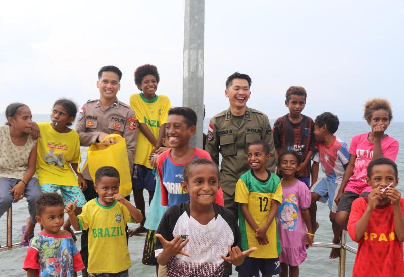 Satgas Humas Ops Damai Cartenz-2025 Gelar Silaturahmi dan Bagi Sembako di Kampung Hamadi
