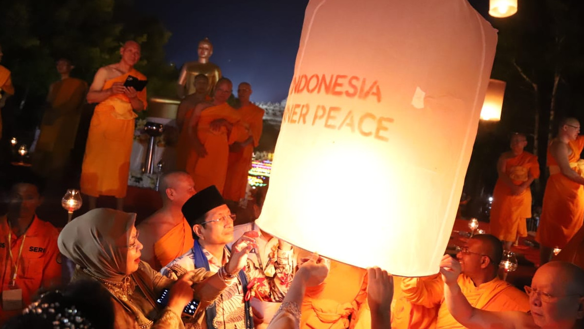 Ribuan Umat Buddha Rayakan Waisak di Borobudur, Lampion Doa Terangi Langit Malam