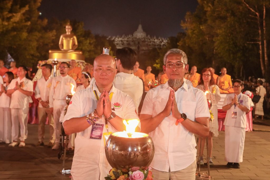 2.569 Lampion Terangi Langit Borobudur Saat Puncak Waisak 2569 BE/2025