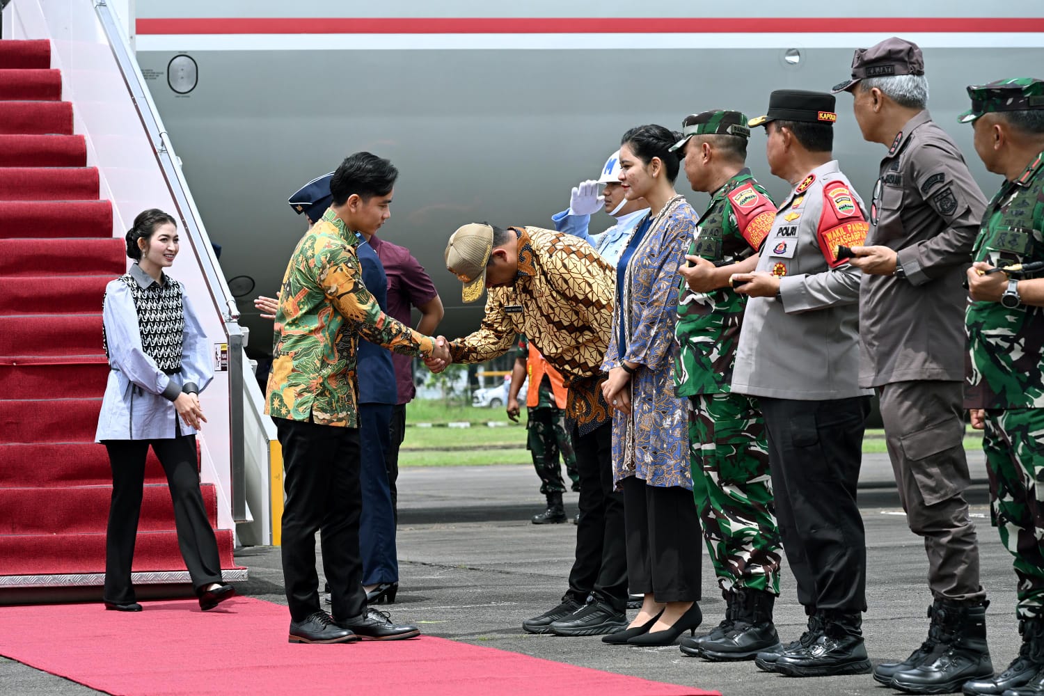 Gubernur Sumut Bobby Nasution Dampingi Wapres Gibran Sapa Calon Jemaah Haji Kloter 12 di Medan